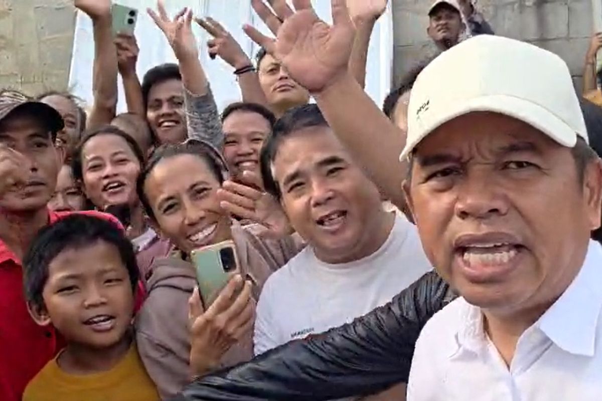 Gubernur Jawa Barat, Dedi Mulyadi, mengunjungi warga terdampak penertiban di bantaran Kali Cikarang Bekasi Laut (Cibeel), Kabupaten Bekasi, Kamis (24/4/2025).
