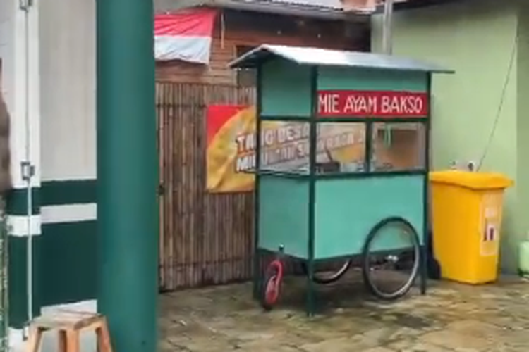Salah satu potongan video milik Sheila Pranoto yang viral karena menunjukkan tempat wisata di Australia bernuansa Indonesia lengkap dengan pedagang kaki lima seperti gerobak mie ayam. Tempat ini berada di Taronga Zoo, Sydney, Australia.