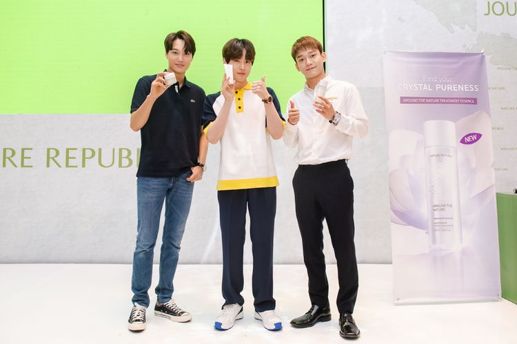 (kiri ke kanan) Kai EXO, Suho EXO, dan Chen EXO saat menghadiri konferensi pers peluncuran produk terbaru Nature Republic Around The Nature di Hotel Westin, Jakarta Selatan, Minggu (26/5/2019).