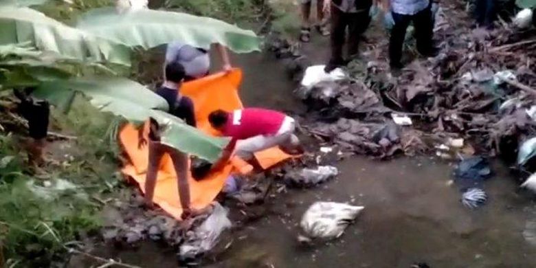 Proses evakuasi mayat bayi yang ditemukan di pinggir sungai Desa Wangunrejo, Kecamatan Margorejo, Pati, pada Selasa (2/5/2023). Diduga mayat bayi itu adalah Naura, bayi berusia 3 bulan yang dilaporkan hilang sehari sebelumnya.