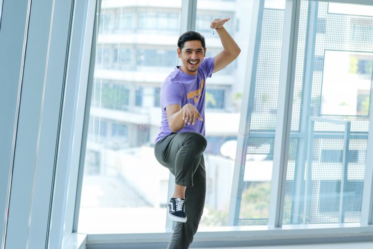 Aktris Arya Saloka berpose saat promosi film Menunggu Pagi di Menara Kompas, Jakarta, Selasa (2/10/2018). Film yang berkisah tentang drama percintaan tersebut disutradarai oleh Teddy Soeriatmadja dan dijadwalkan rilis pada akhir 2018 mendatang.