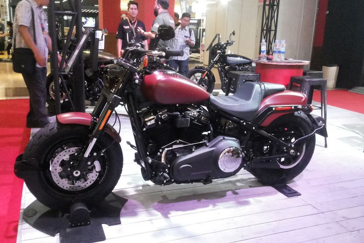 Salah satu varian Harley Davidson yang dipamerkan di stan Harley di pameran Indonesia International Motor Show (IIMS) 2018, di JIExpo Kemayoran, Jakarta, Senin (23/4/2018).