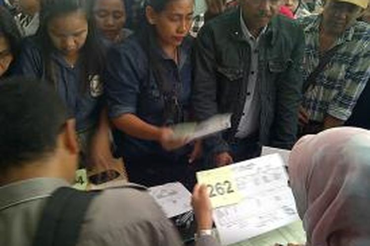 Pedagang kaki lima yang direlokasi ke Pasar Blok G Tanah Abang hari ini, Senin (19/8/2013), melakukan verifikasi dan undian untuk mendapatkan kios di Kantor Wali Kota Jakarta Pusat.