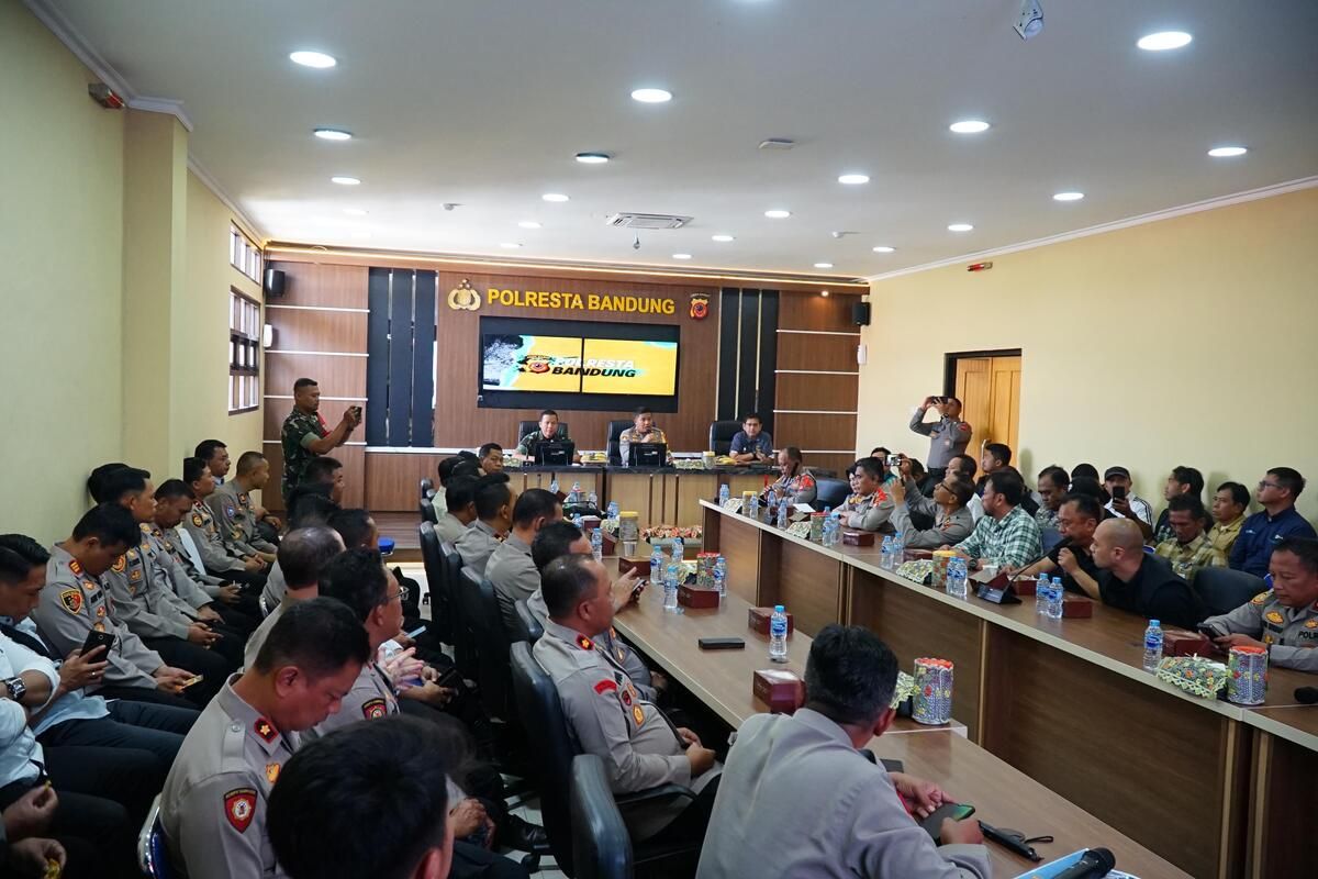 Proses mediasi antara Polisi, Aremania dan Viking d Mapolresta Bandung, Rabu (21/8/2024) terkait pertandingan Persib Bandung menjamu Arema Malang yang akan berlangsung pada Minggu nanti
