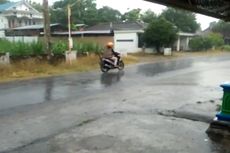 Hujan Es Disertai Angin Kencang Landa Madiun, Sebuah Rumah Rusak hingga Pohon Tumbang