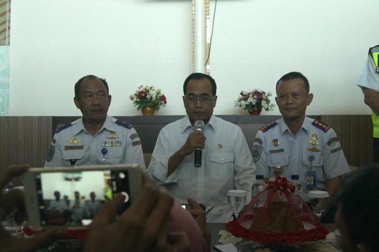 Menteri Perhubungan, Budi Karya Sumadi Melakukan Konfrensi Pers di bandara Sultan Hasanuddin akassar (04/07/2018) usai berkunjung ke Selatar pantau pencarian KMP. Lestari maju