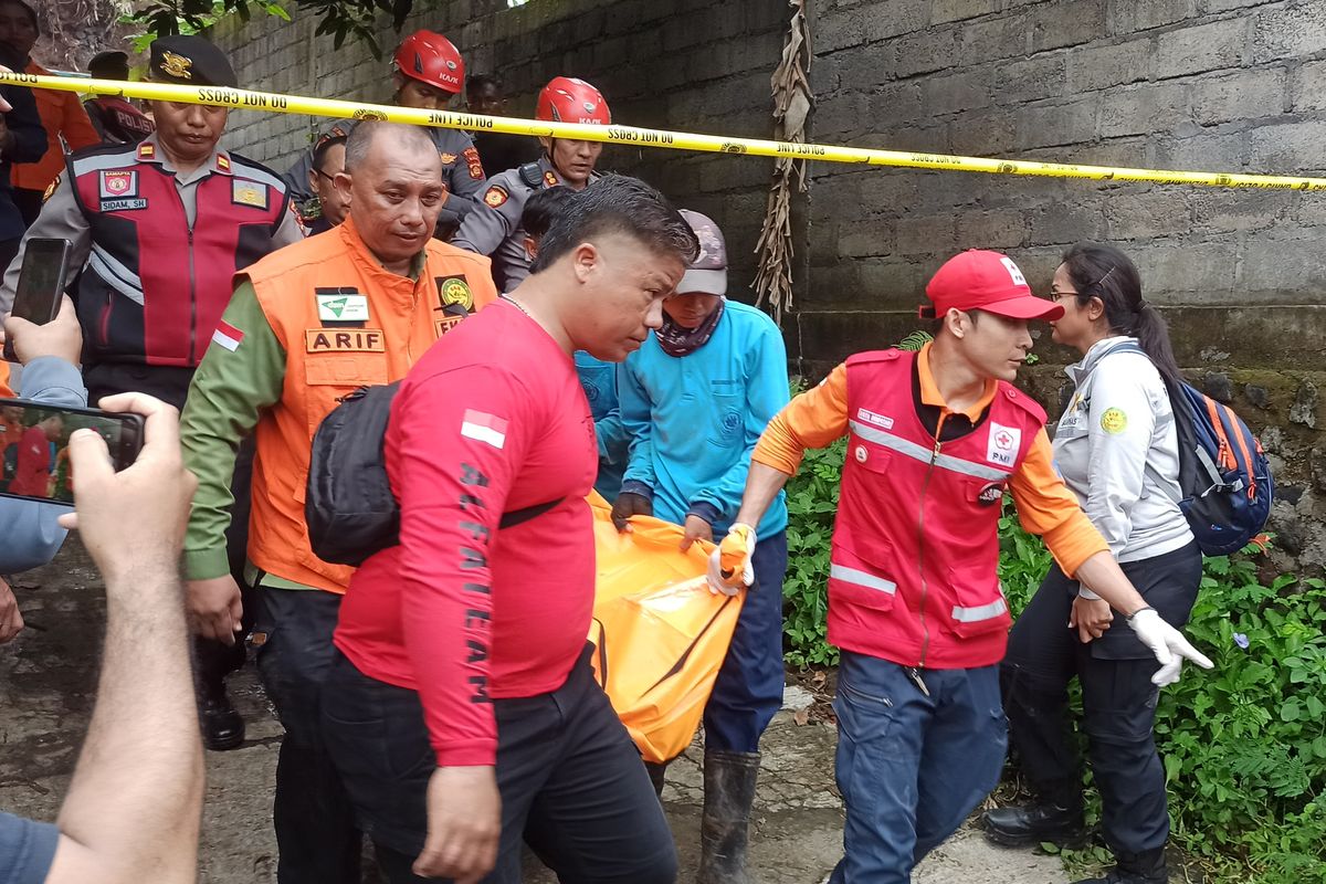 Petugas gabungan mengangkat salah satu jenazah korban tewas tertimbun longsor di Jalan Kendedes, Ubung, Kota Denpasar, Bali, Senin (20/1/2025) pagi. 