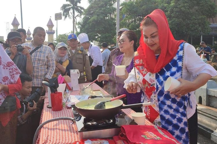 Wali kota (Walkot) Semarang Hevearita Gunaryanti Rahayu turut memeriahkan acara  Semarang Introducing Market dengan masak besar bersama Chef Bobon Santoso, Jumat (3/5/2024).
