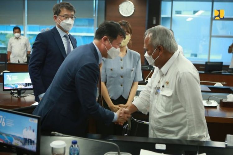 Dalam rangka Konferensi Jalan Indonesia-Korea Ke-17 Menteri PUPR Basuki Hadimuljono menerima kunjungan delegasi dari Korea Selatan yang dipimpin oleh Assistant Minister for Road, Ministry of Land, Infrastructure and Transport, Korea Selatan Lee Yoon-Sang di Kantor Kementerian PUPR, Jakarta, Senin (20/6/2022).