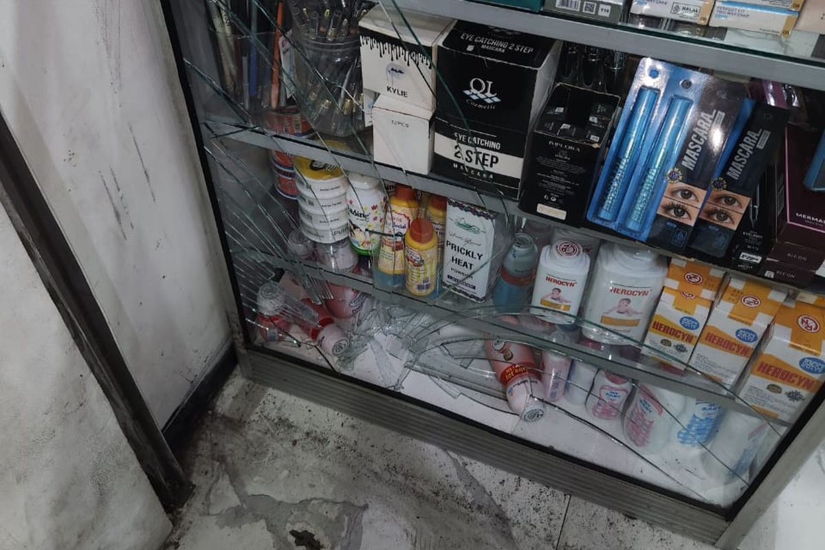 Apotek di Cengkareng ditabrak pengendara motor hingga kaca sampai pecah, Rabu (11/6/2025)