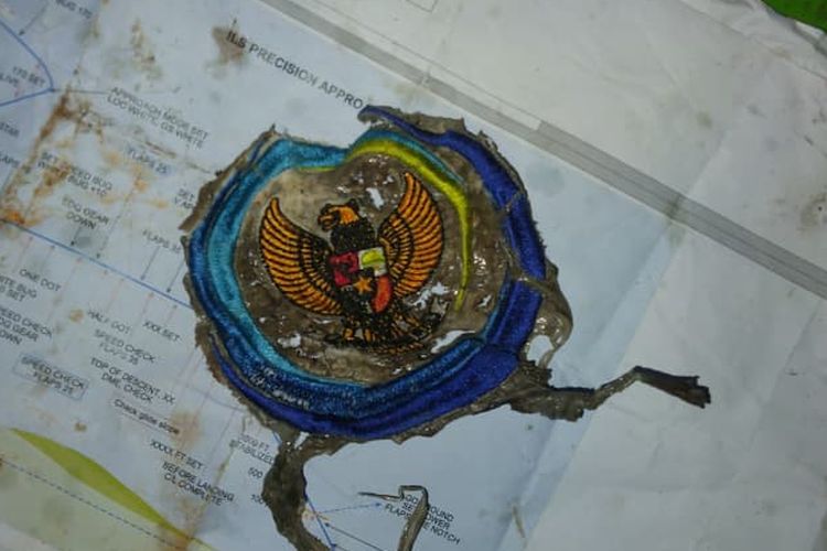 Serpihan barang diduga milik pesawat ATR 42-500 ditemukan di Gunung Bulusaraung di Kabupaten Pangkep, Sulawesi Selatan.