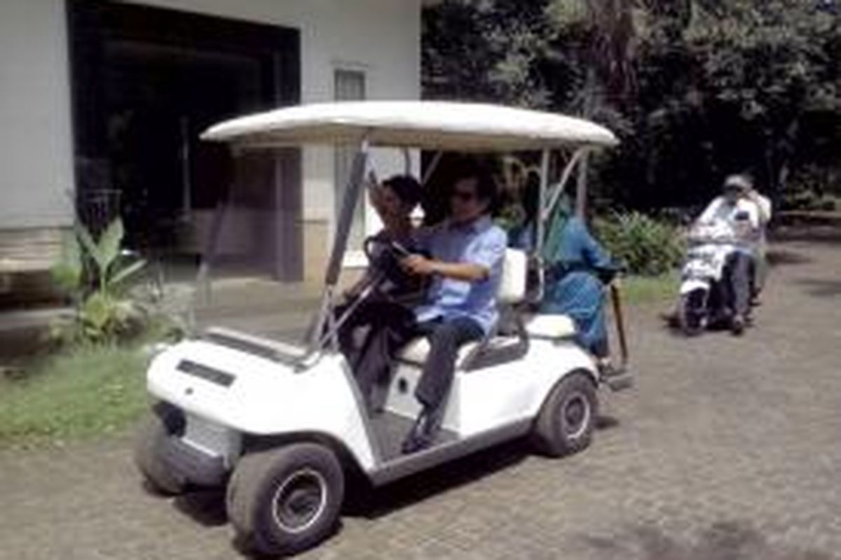 Sutiyoso besera istri mengendarai Golf Car ke TPS