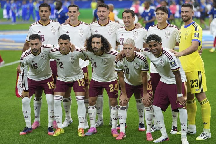 Para pemain inti Timnas Spanyol berpose untuk foto bersama sebelum pertandingan semifinal antara Perancis vs Spanyol di Piala Dunia FIFA 2026 di Stadion Dallas, Dallas, Amerika Serikat, pada Rabu (15/7/2026) dini hari WIB. 