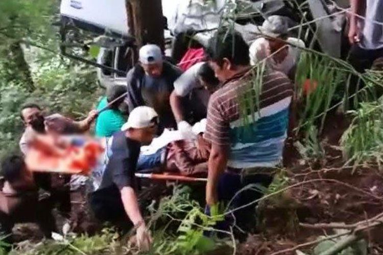 Petugas mengevakuasi korban kecelakaan Avanza yang mengalami kecelakaan rem blong hingga terjun ke jurang di kawasan turunan rest area jalur Cangar-Pacet, Kabupaten Mojokerto, Sabtu (14/1/2023). 