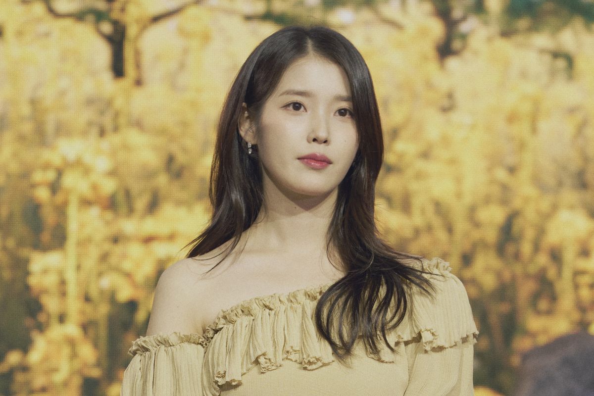 Aktris sekaligus penyanyi IU saat konferensi pers virtual drama Korea When Life Gives You Tangerines, di Korea Selatan, Rabu (5/3/2025).