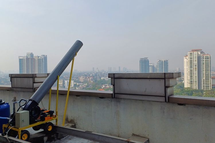 Alat water mist generator yang dipasang di Gedung A Wali Kota Jakarta Selatan, Kamis (7/9/2023)