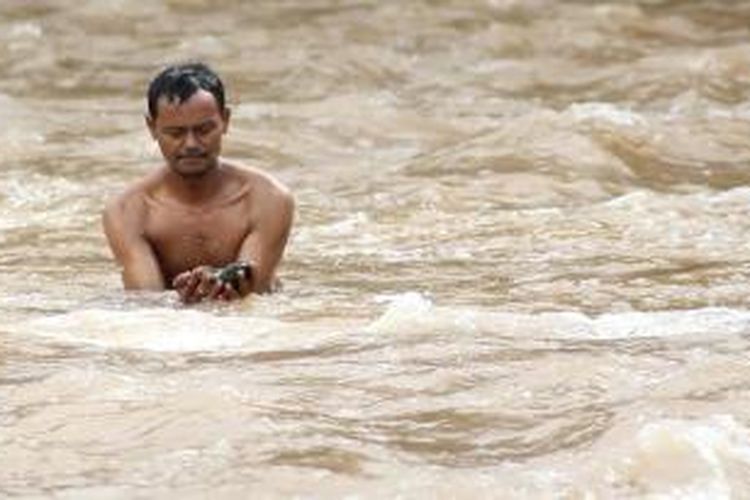 Warga Baraka, kabupaten Enrekang Harus melawan derasnya sungai Baraka, demi mencari penghasilan Tambahan mencari Batu Sisik Naga