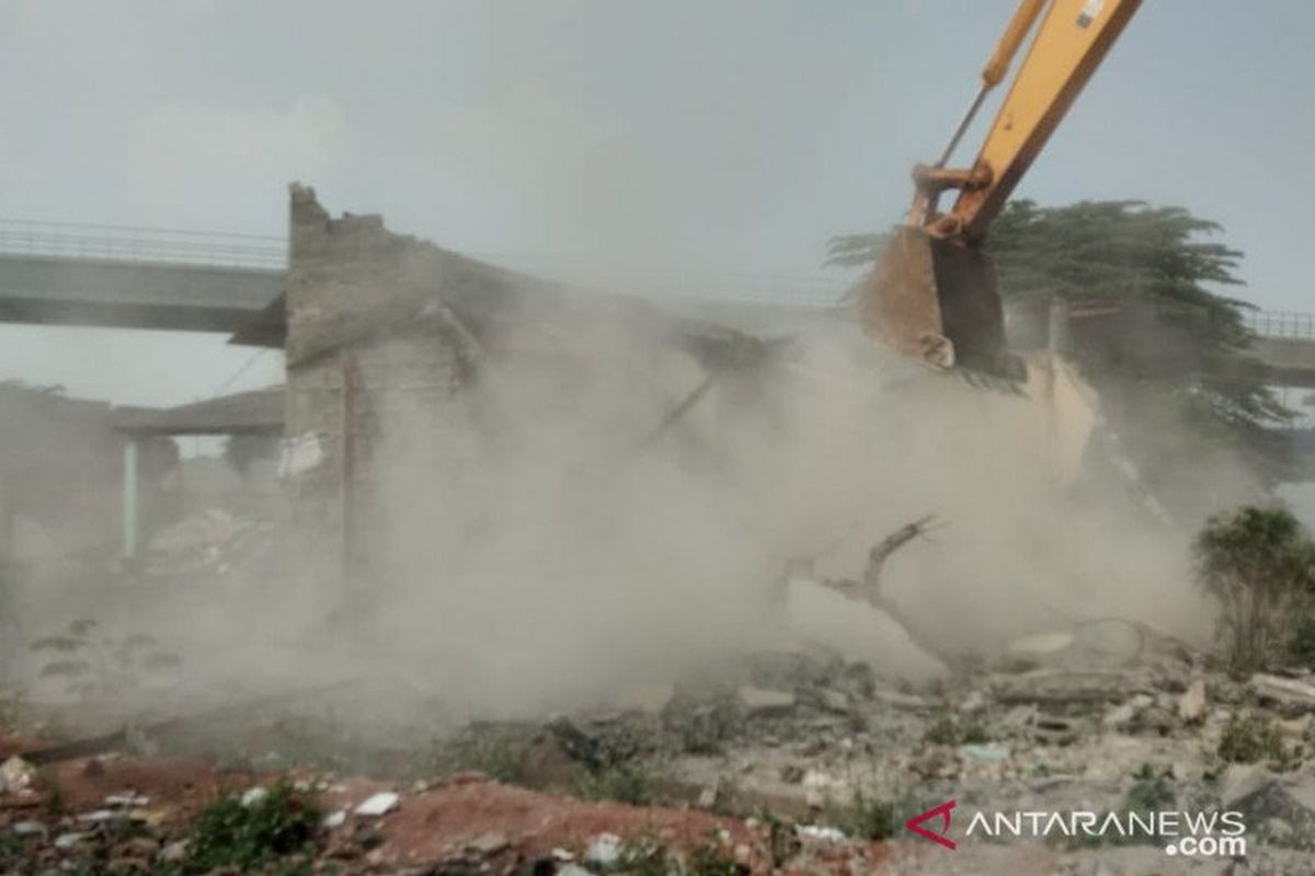 Alat berat menghancurkan bangunan tempat tinggal di kawasan Cipinang Melayu, Jakarta Timur, Selasa (21/7/2020). Penghancuran bangunan dilaksanakan Pengadilan Jakarta Timur terhadap 24 objek untuk proyek jalan Kereta Cepat Jakarta-Bandung. 