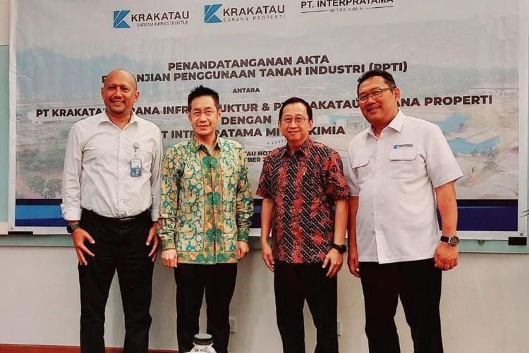 PT Krakatau Sarana Properti (KSP), anak usaha dari Krakatau Steel melakukan transaksi bisnis penjualan lahan di Kawasan Industri Krakatau senilai Rp 500 miliar dengan Asia Pulp & Paper (APP) Sinar Mas di Hotel The Royale Krakatau Cilegon, Senin (28/11/2022). 