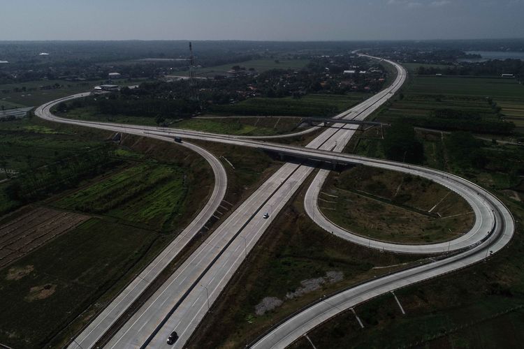 Foto udara Jalan Tol Pasuruan-Probolinggo dibangun oleh PT Waskita Toll Road di Jawa Timur, Minggu (26/5/2019).