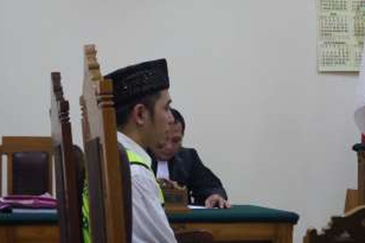 Terdakwa kasus pembunuhan Nur Atikah, Kusmayadi alias Agus (32), saat menjalani sidang perdana mengadili dirinya di Pengadilan Negeri Tangerang, Selasa (13/9/2016) siang.