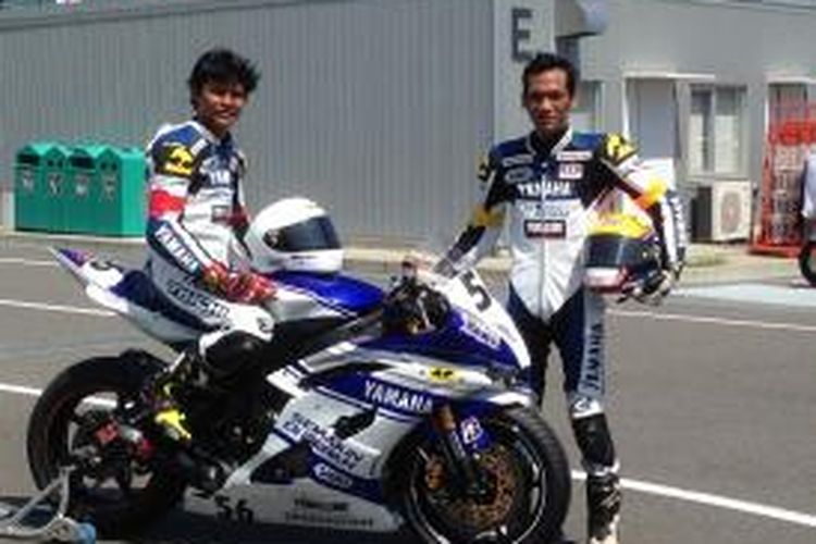 Pebalap Tim B Yamaha Racing Indonesia, Sudarmono (kiri) dan Sigit Purno Harjono (Sigit PD), berpose di Sirkuit Suzuka Jepang, jelang sesi kualifikasi Suzuka 4 Hours, Jumat (25/7/2014).