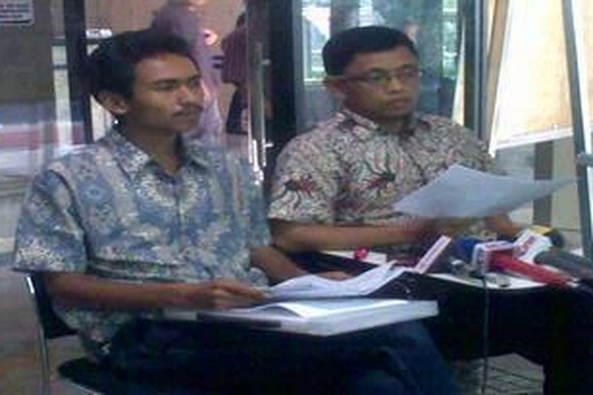 Indonesia Corruption Watch (ICW) bersama Aliansi Independen Peduli Publik (AIPP) melaporkan Gubernur Provinsi Banten, Ratu Atut Chosiyah ke Komisi Pemberantasan Korupsi, Jakarta, Rabu (28/9/2011).