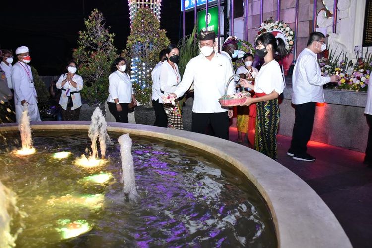 Kepala Badan Nasional Penanggulangan Terorisme (BNPT) Komjen Pol Boy Rafli Amar saat menggelar doa bersama Lembaga Perlindungan Saksi dan Korban (LPSK) untuk memperingati peristiwa tersebut di Monumen Ground Zero Legian, Bali, Selasa (12/10/2021).