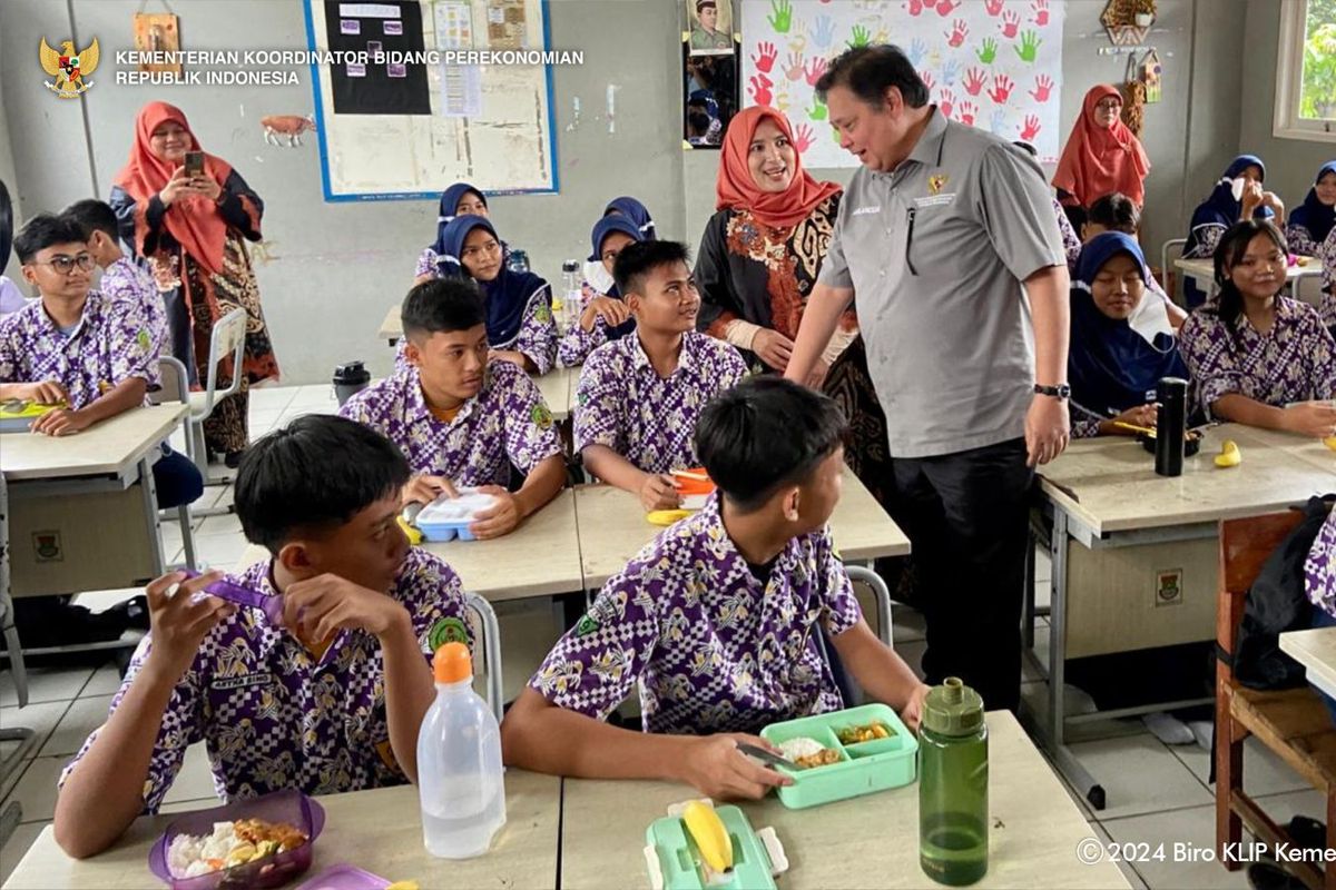 Menteri Koordinator (Menko) Bidang Perekonomian Airlangga Hartarto memenuhi undangan Pemerintah Kabupaten (Pemkab) Tangerang yang mengadakan simulasi program makan siang bernama Anak Sehat dan Sejahtera (Aksara) di SMPN 2 Curug Kabupaten Tangerang, Kamis (29/2/2024).
