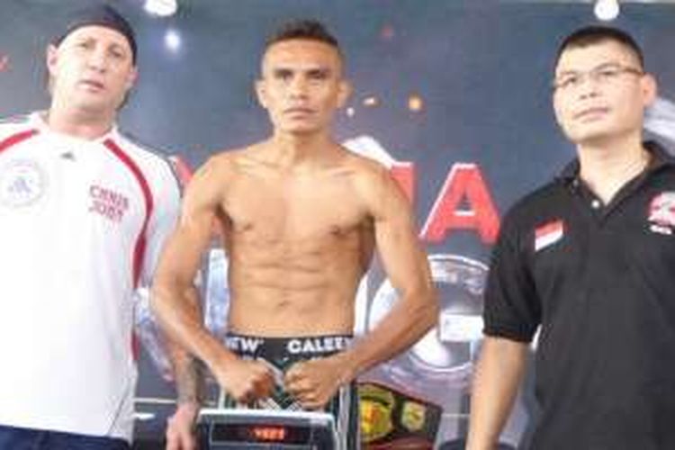 Mantan juara dunia tinju asal Indonesia, Chris John (kanan), beserta eks pelatihnya, Craig Christian (kiri), dalam acara timbang badan peserta Indonesia Boxing Championship di Palmerah, Jakarta, 1 September 2016.