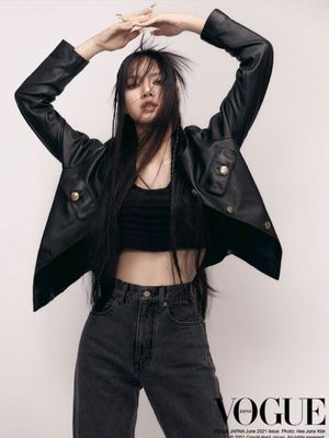 Tampilan grunge Lisa Blackpink pada sampul Vogue Jepang edisi Juni 2021.