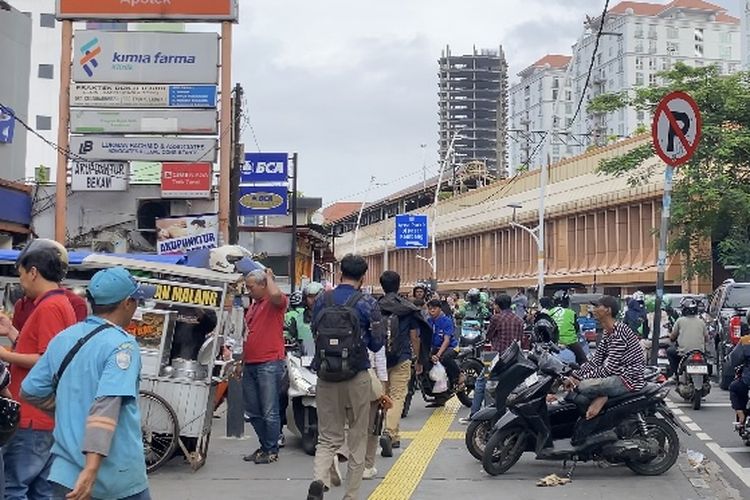 KAI Commuter pastikan 1.032 perjalanan KRL Jabodetabek tetap beroperasi normal di Hari Buruh 2026, dengan penambahan petugas keamanan.