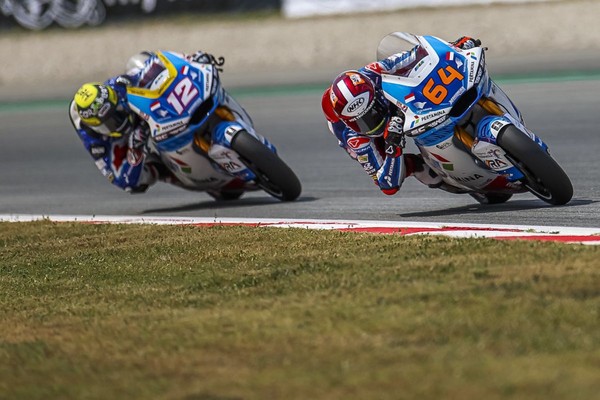 Pebalap Pertamina Mandalika SAG Team saat balapan pada Moto2 Catalunya