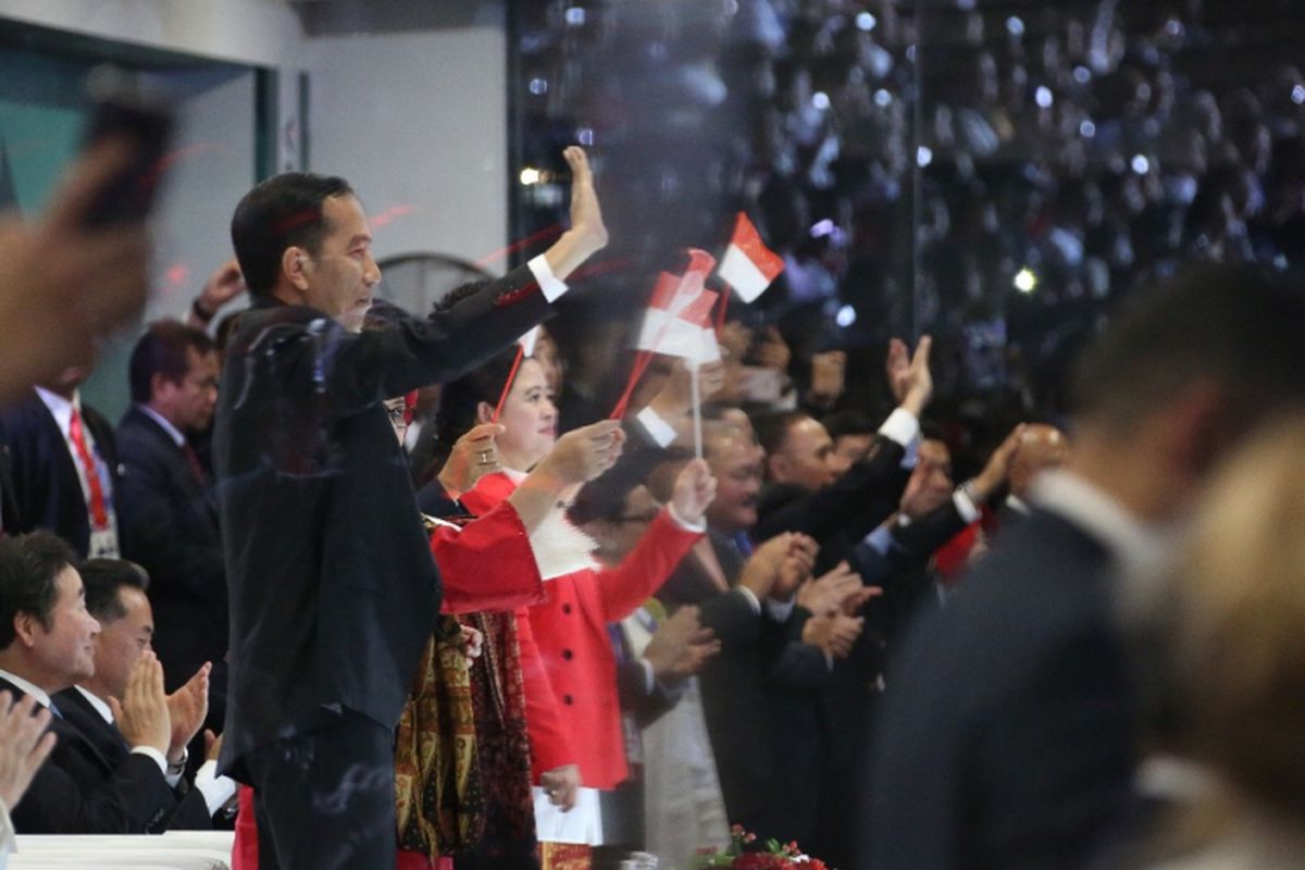 Presiden Jokowi bersama Ibu Negara Irana dan Menteri PMK Puan Maharani (kiri-kanan) menghadiri upacara pembukaan Asian Games 2018, di Gelora Bung Karno, Jakarta, Sabtu (18/8/2018).