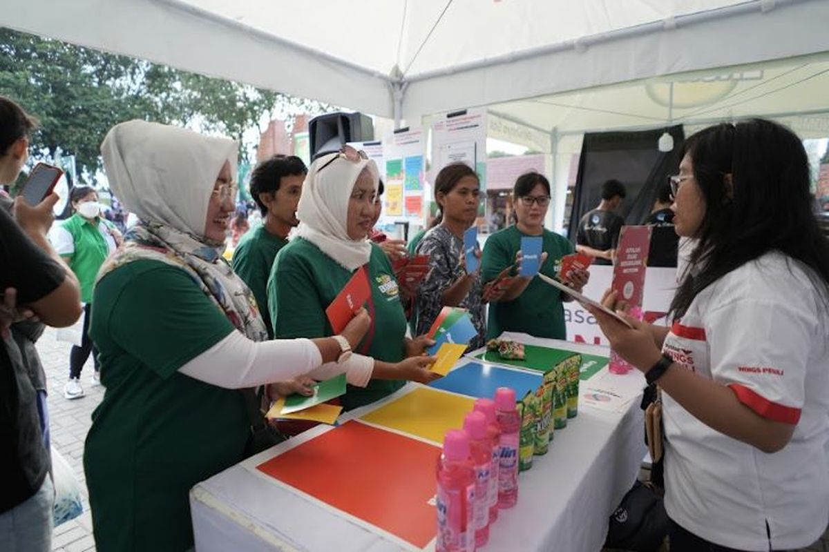 Yayasan WINGS Peduli mengajak masyarakat menyetorkan sampah yang telah dipilah pada bank sampah terdekat.