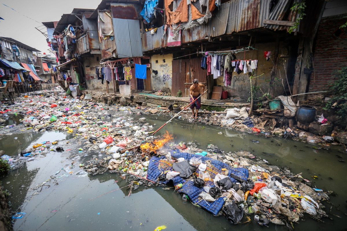 Seorang warga membersihkan sampah dibantaran kali Jln. Jati Bunder, Kel. Kebon Melati, Kec. Tanah Abang, Jakarta Pusat , Selasa (5/9/2017). Pemprov DKI Jakarta bersama dengan PemerintaPemprov DKI Jakarta bersama dengan Pemerintah Pusat akan menata kawasan kumuh melalui pencanangan program 100-0-100 yang dicanangkan Kementerian Pekerjaan umum dan Perumahan Rakyat dengan target Jakarta bebas dari kawasan kumuh pada tahun 2019. 