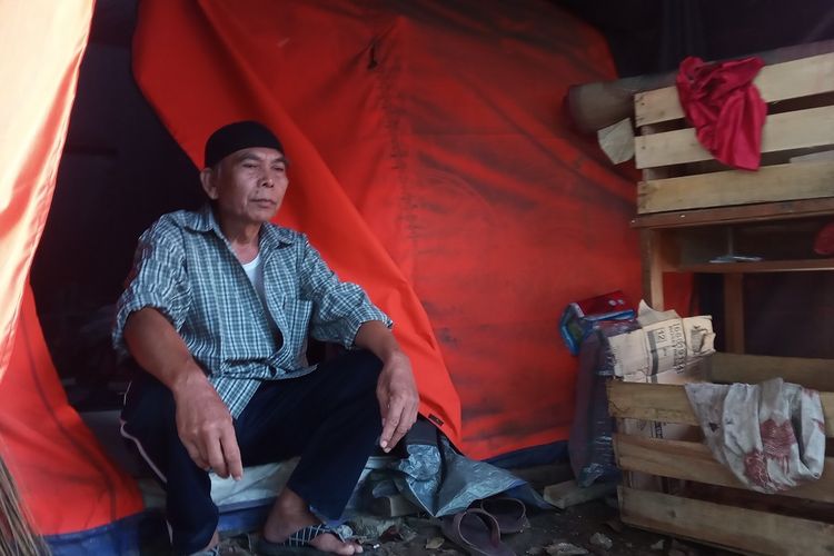 Maman, seorang warga korban gempa Cianjur, Jawa Barat masih menempati tenda darurat pasca gempa dengan magnitudo 5.6 yang menghantam wilayahnya setahun lalu