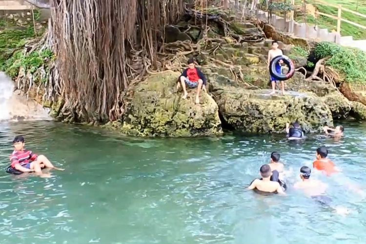Permandian Topa di desa Labone, Kecamatan Lasalepa, Kabupaten Muna, Sulawesi Tenggara, ini  mempunyai air yang sangat sejuk dan jernih karena mempunyai banyak mata air yang mengalir di dalam kolam tersebut.