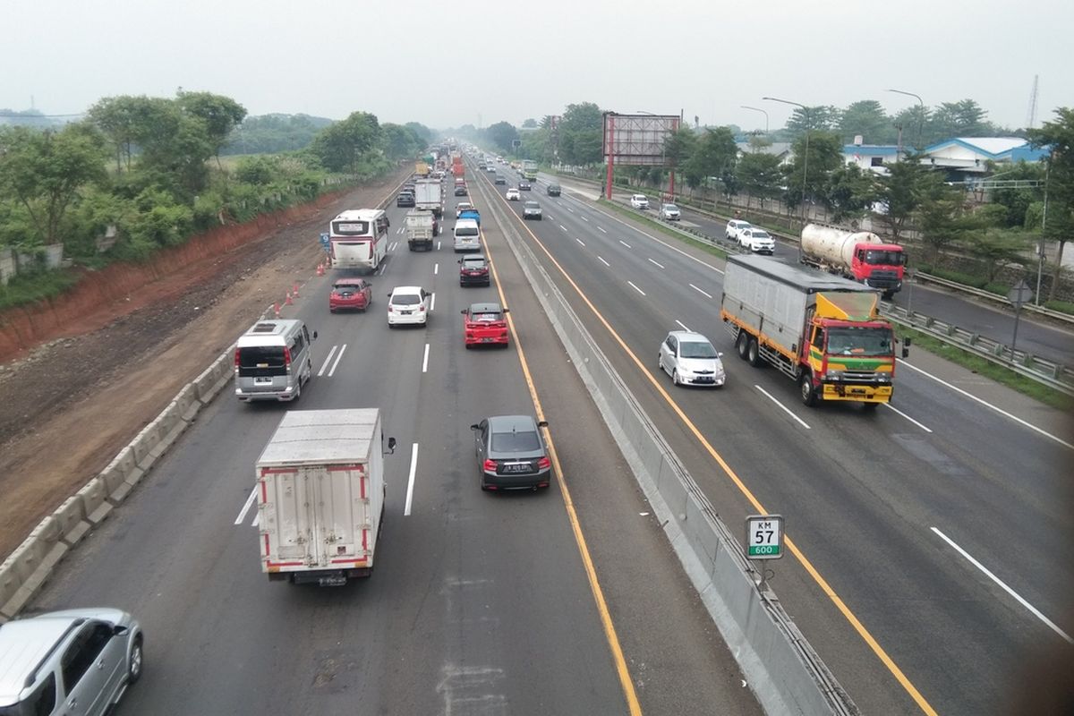 Suasana tol Jakarta - Cikampek kilometer 57, Sabtu (2/4/2022).