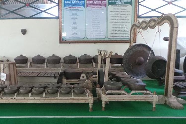 Koleksi gamelan yang ada di Museum Benda Kuno Keraton Kasepuhan, Cirebon, Jawa Barat, Selasa (29/3/2016).