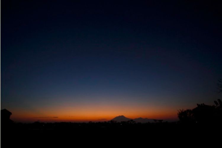 Panorama langit timur Madiun (Jawa Timur) yang berhiaskan cahaya fajar dengan struktur khasnya. Cahaya fajar memiliki kedudukan penting bagi Umat Islam, sehingga kajian dan pengamatan terhadapnya menjadi signifikan.  