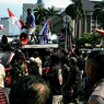 2 Kelompok yang Demo Tolak Kenaikan BBM di Patung Kuda Bentrok, Polisi: Ada Miskomunikasi