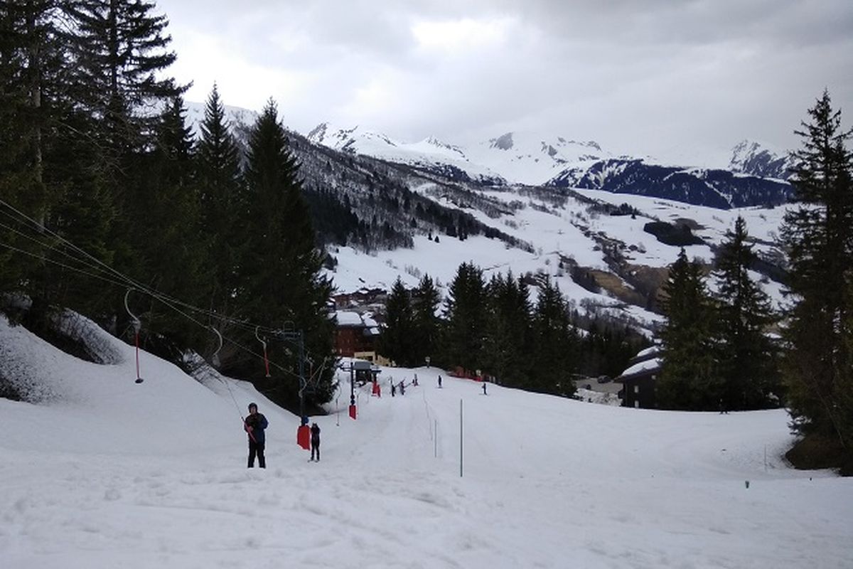 Pemandangan Pegunungan Alpen dilihat dari Les Avanchers, Valmorel, Perancis, Selasa (10/4/2018). Pegunungan Alpen merupakan salah satu tujuan wisatawan dari berbagai belahan dunia untuk bermain ski.