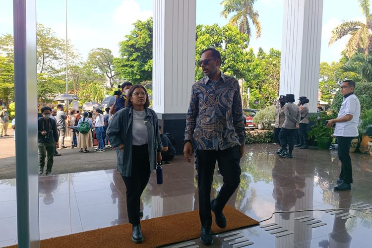 Haris Azhar dan Fatia Maulidiyanti tiba di Pengadilan Negeri (PN) Jakarta Timur pada 09.40 WIB, Senin (17/4/2023).