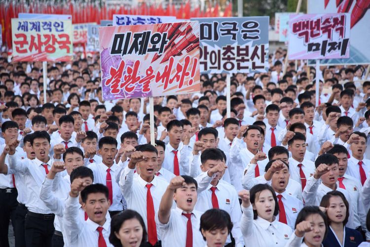 Aksi anti Amerika Serikat di Lapangan Kim Il Sung tampak pada Sabtu (23/9) pada foto yang disiarkan Kantor Berita Pusat Korea Utara (KCNA) di Pyongyang, Minggu (24/9). Tulisan pada spanduk (ki-ka) Kekuatan militer global, Selesaikan dengan Amerika Serikat, Amerika Serikat adalan pusat iblis, Musuh lama Amerika Serikat. ANTARA FOTO/KCNA/via REUTERS/djo/17