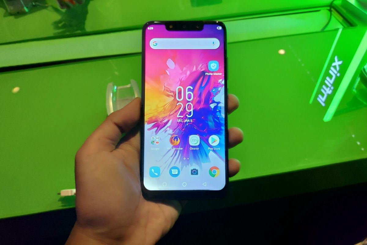 Smartphone Android Infinix Hot 7 Pro memiliki poni di depan untuk kamera selfie ganda.