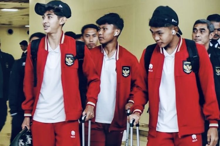 Pemain Timnas Indonesia usai mendarat di Bandara Internasional Juanda Sidoarjo, Jawa Timur, Rabu (1/11/2023) siang.