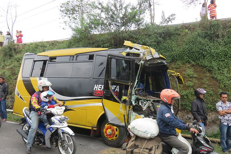 Sebuah Minibus yang Kecelakaan di Jalan Utama Wonosobo-Dieng. (3/8/2019).