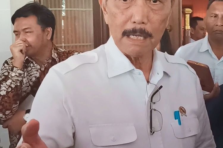 Menteri Koordinator Bidang Kemaritiman dan Investasi (Menko Marves) Luhut Binsar Pandjaitan usai konferensi pers terkait Ekspedisi bersama Indonesia-OceanX di Nusa Dua, Badung, Bali, Rabu (15/5/2024). 