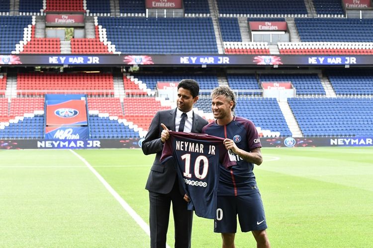 Bintang Brasil, Neymar (kanan), didampingi presiden Paris Saint Germain (PSG), Nasser Al-Khelaifi, dalam sesi perkenalan pemain 25 tahun itu di Stadion Parc des Princes, Jumat (4/8/2017). Neymar bergabung dengan kontrak lima tahun setelah PSG menebus klausul pelepasan kontraknya senilai 222 juta euro (sekitar Rp 3,4 triliun), yang menjadikannya pemain termahal di dunia.